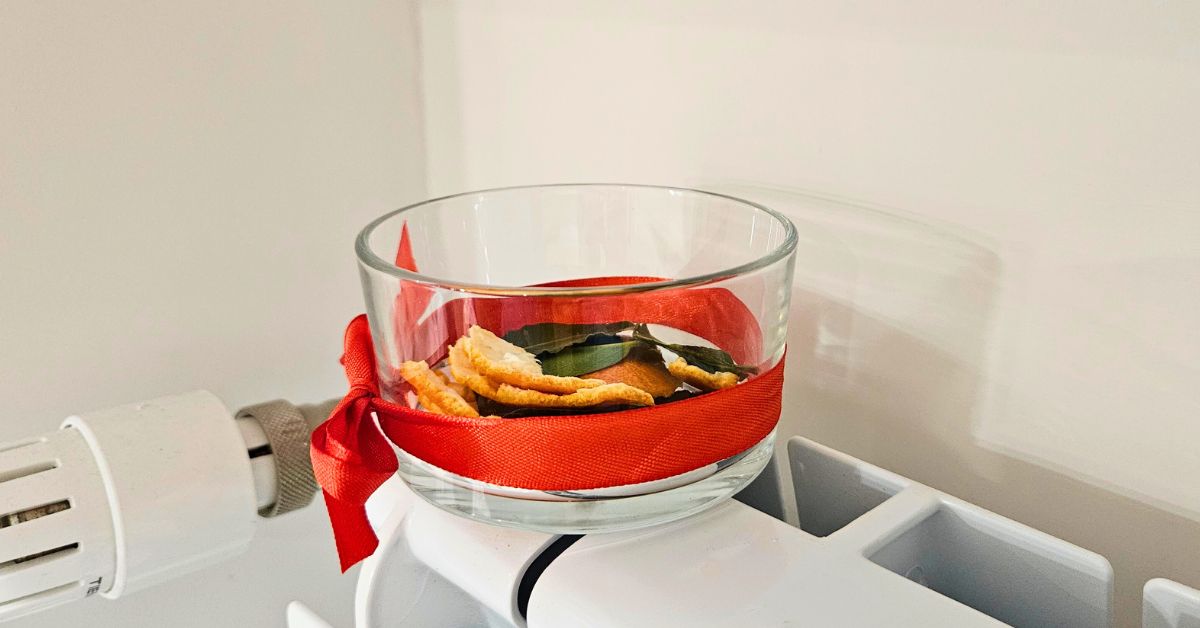 Questo barattolo autunnale sui termosifoni profuma la casa e toglie la puzza di umido Questo barattolo autunnale sui termosifoni profuma la casa e toglie la puzza di umido