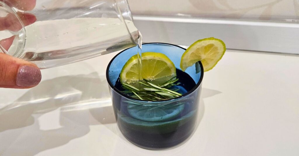 Questo vasetto con limone e rosmarino eliminerà tutti i cattivi odori se lo metti sul termosifone Questo vasetto con limone e rosmarino eliminerà tutti i cattivi odori se lo metti sul termosifone