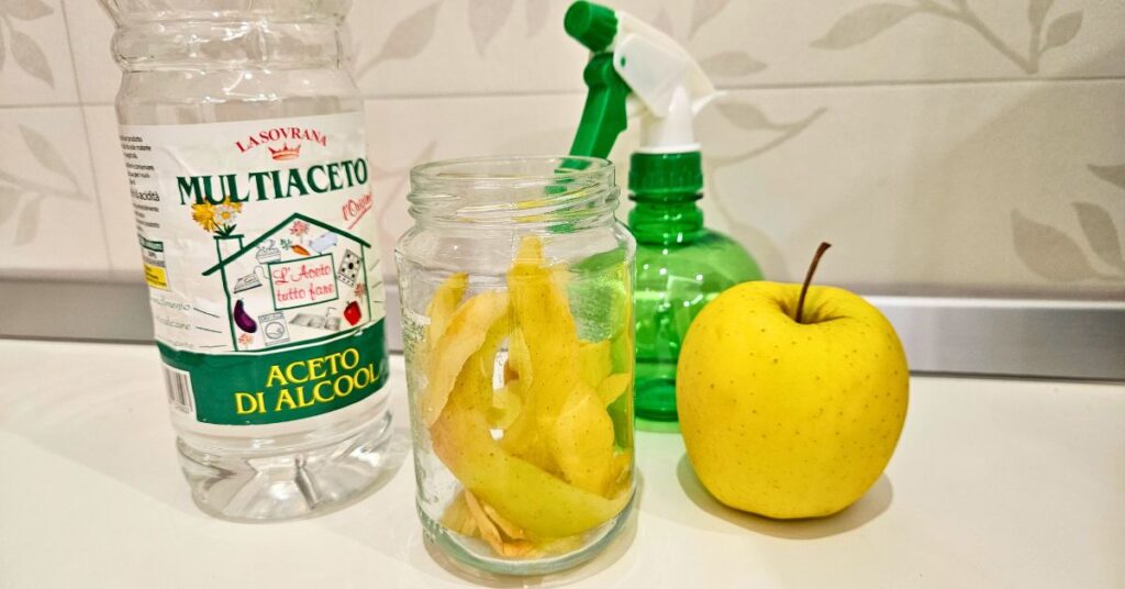Con lo sgrassatore alle mele non c’è più la patina di grasso sulla cucina e non puzza di aceto Con lo sgrassatore alle mele non c’è più la patina di grasso sulla cucina e non puzza di aceto