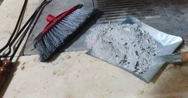 Come riutilizzare la cenere del camino per le pulizie di casa e per le piante