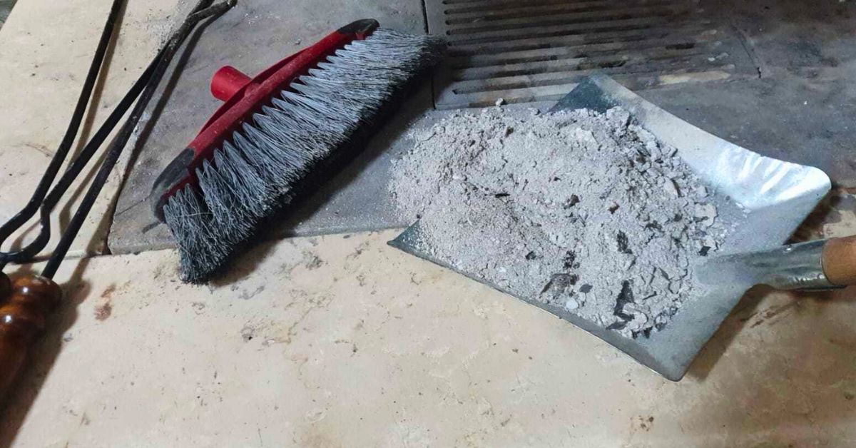 Come riutilizzare la cenere del camino per le pulizie di casa e per le piante Come riutilizzare la cenere del camino per le pulizie di casa e per le piante