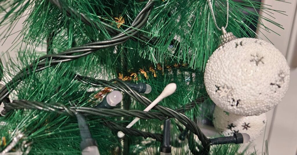 Come ho profumato la stanza con un trucchetto nascosto sull’albero di natale Come ho profumato la stanza con un trucchetto nascosto sull’albero di natale