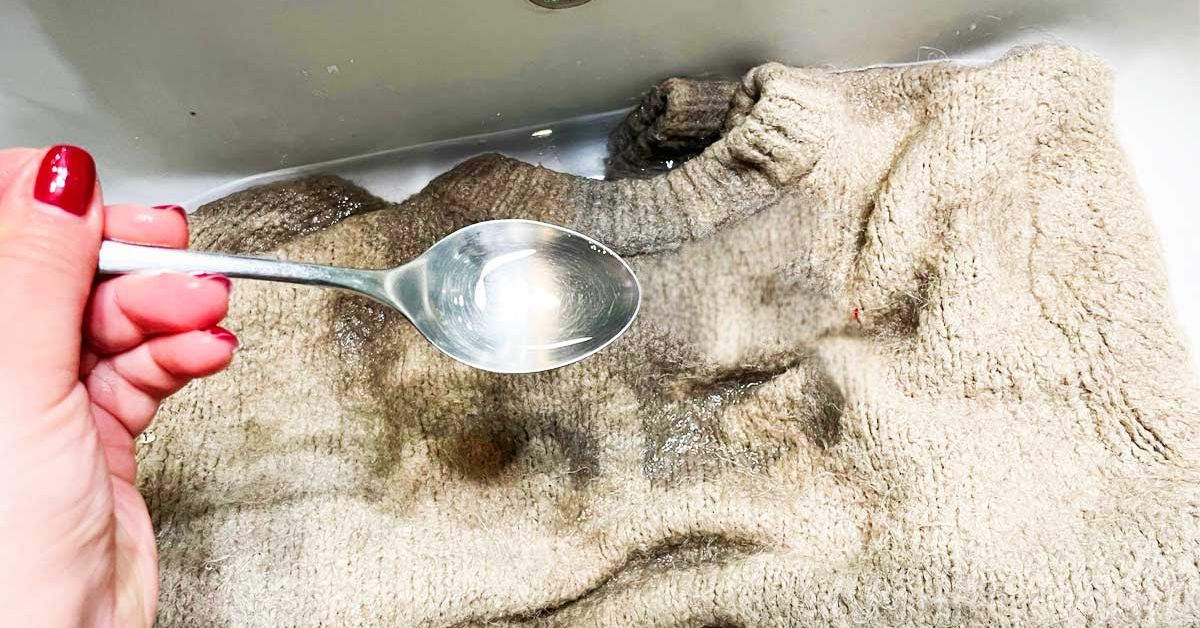 Per togliere la puzza di sudore dai maglioni non serve doverli lavare ogni volta Per togliere la puzza di sudore dai maglioni non serve doverli lavare ogni volta