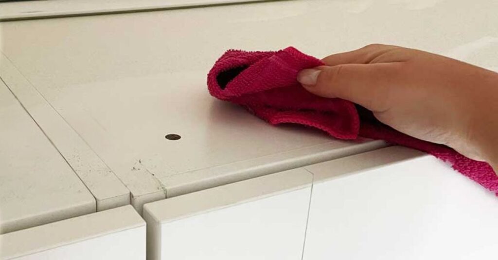 Questi sono i posti inaspettati dove si forma la polvere e vanno puliti per non farla tornare Questi sono i posti inaspettati dove si forma la polvere e vanno puliti per non farla tornare