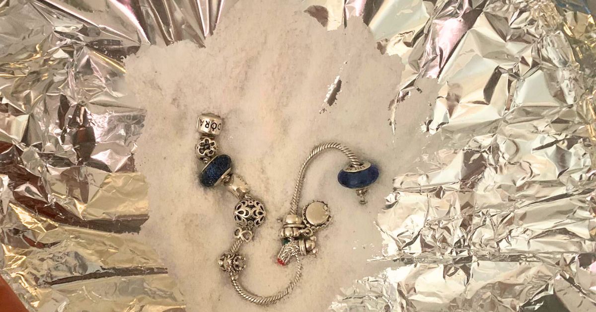 Con questa reazione si toglie tutto l’opaco dai ciondoli e dai braccialetti di argento Con questa reazione si toglie tutto l’opaco dai ciondoli e dai braccialetti di argento