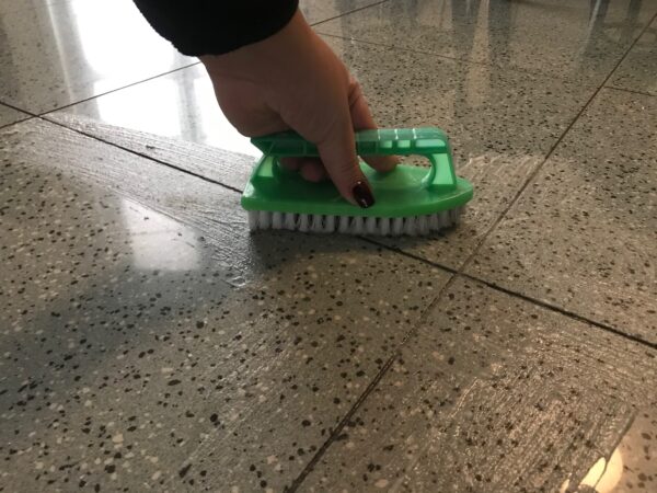 Fango in casa dopo la pioggia? Come pulire i pavimenti