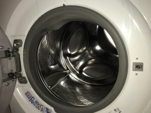 Il bucato esce dalla lavatrice ma puzza? Ecco perché succede