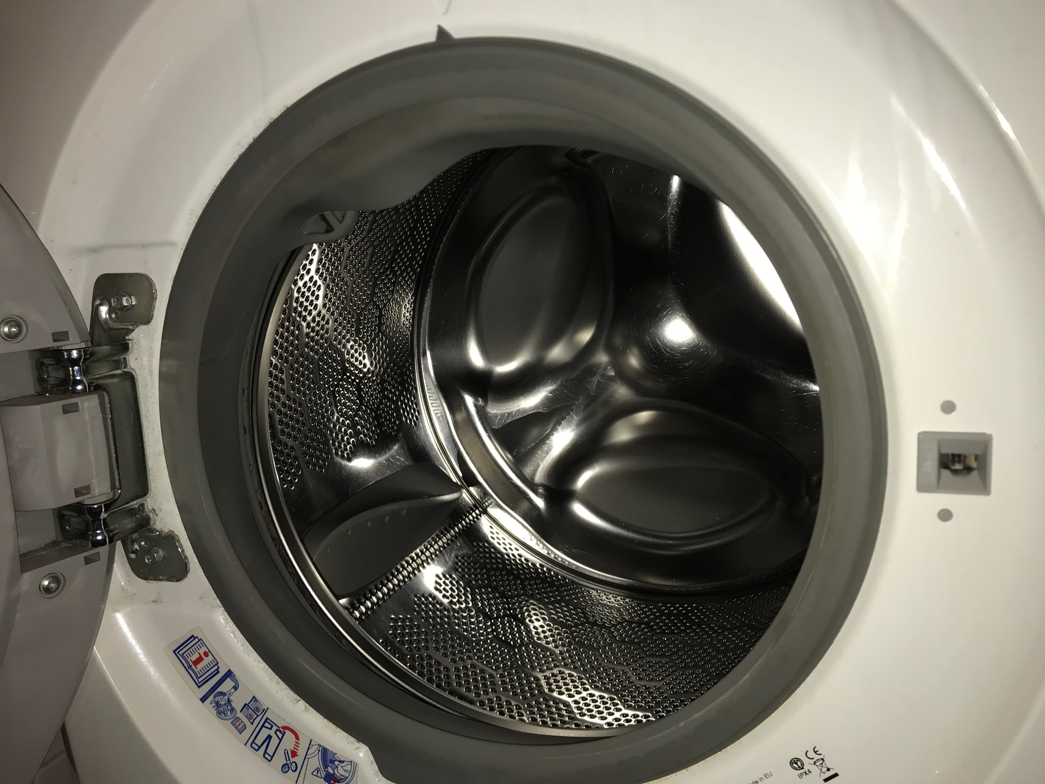 Il bucato esce dalla lavatrice ma puzza? Ecco perché succede Il bucato esce dalla lavatrice ma puzza? Ecco perché succede