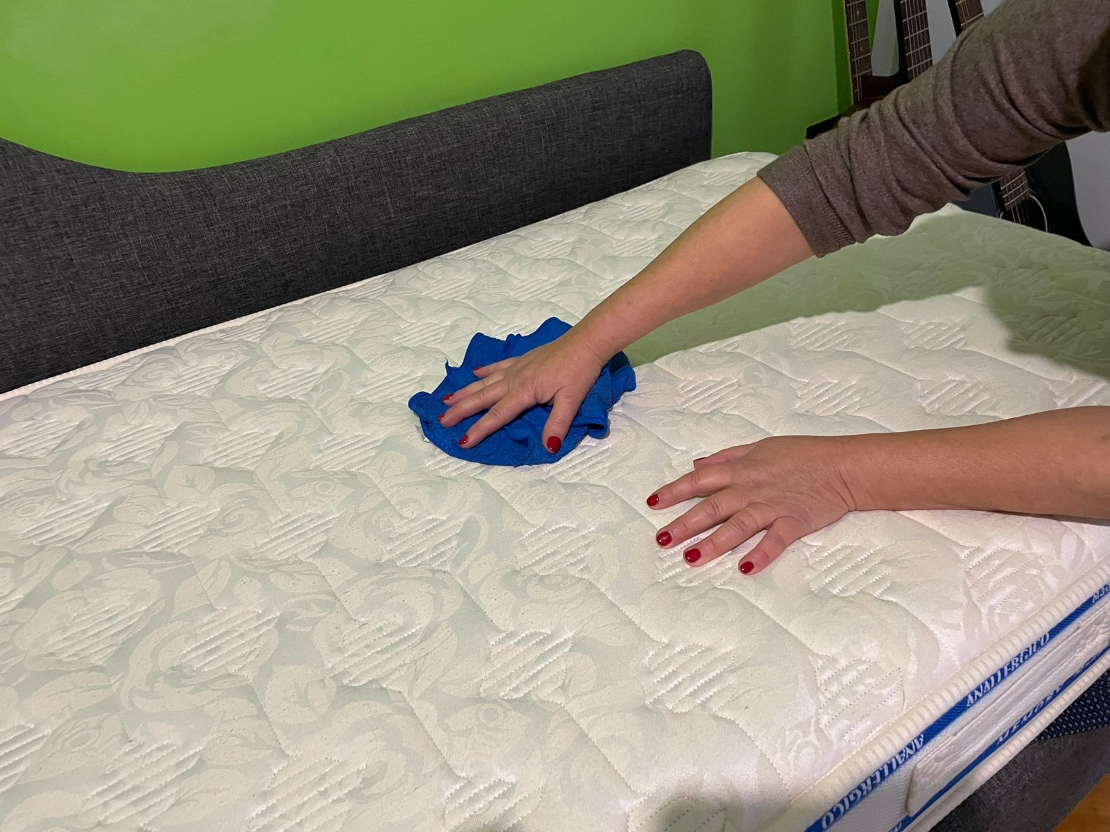 Pulizia del materasso a secco per rimuovere cattivi odori Pulizia del materasso a secco per rimuovere cattivi odori