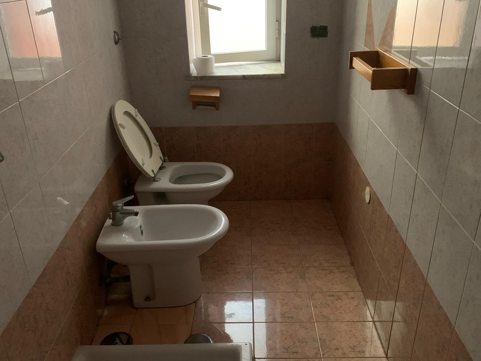 Il segreto per dire addio alla muffa nelle fughe del bagno Il segreto per dire addio alla muffa nelle fughe del bagno