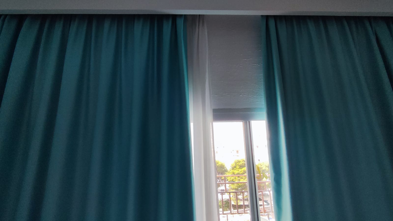 Umidità sulle tende: come prevenire macchie e cattivi odori Umidità sulle tende: come prevenire macchie e cattivi odori