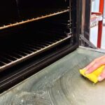 Come togliere gli schizzi di grasso dal vetro del forno