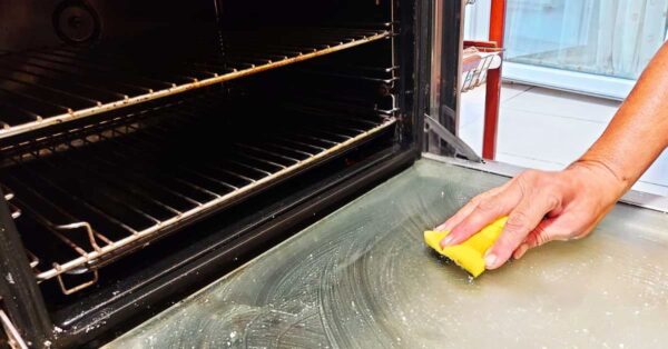 Come togliere gli schizzi di grasso dal vetro del forno
