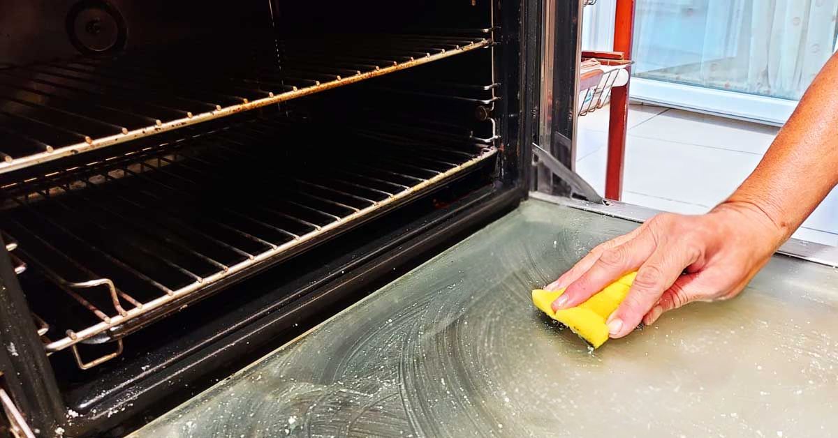 Come togliere gli schizzi di grasso dal vetro del forno Come togliere gli schizzi di grasso dal vetro del forno