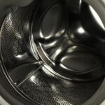 Il bucato esce dalla lavatrice ma puzza? Ecco perché succede
