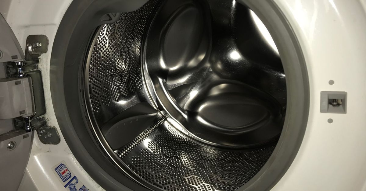 Il bucato esce dalla lavatrice ma puzza? Ecco perché succede Il bucato esce dalla lavatrice ma puzza? Ecco perché succede