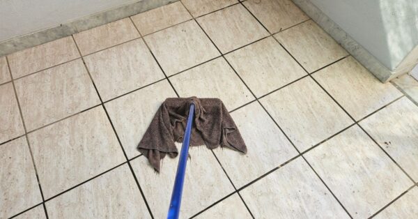 Il trucco per sciogliere la patina nera di smog e pioggia dal balcone