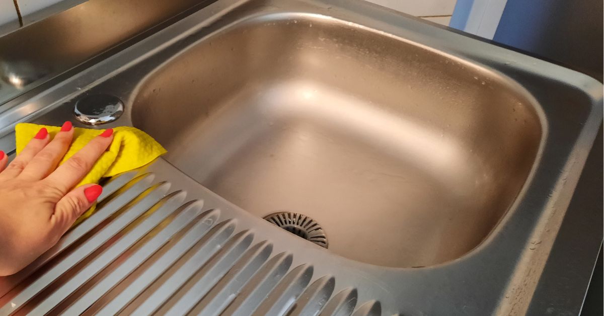 L’errore che spegne la brillantezza del lavello anche se pulito L’errore che spegne la brillantezza del lavello anche se pulito