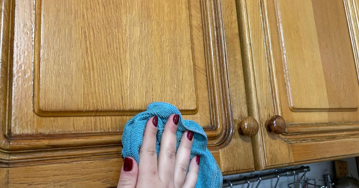 L’abitudine che lascia i mobili in legno appiccicosi L’abitudine che lascia i mobili in legno appiccicosi