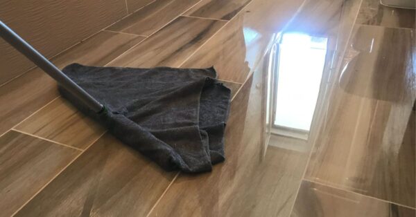 Il motivo per cui usare l’acqua bollente per lavare i pavimenti è un grave errore