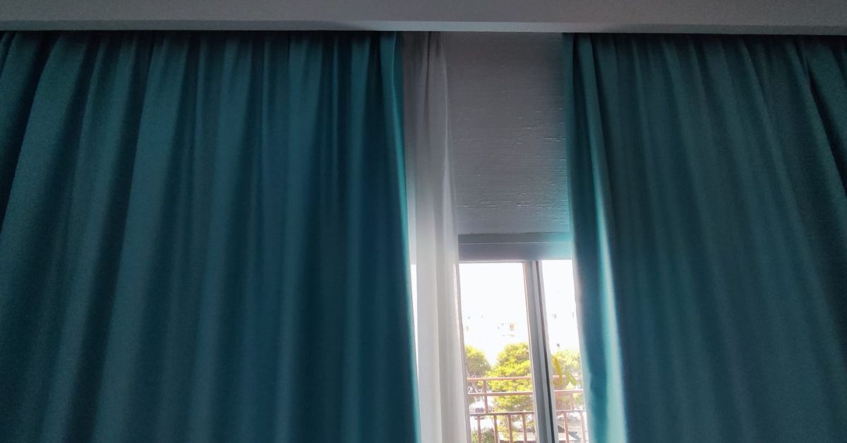 Umidità sulle tende: come prevenire macchie e cattivi odori Umidità sulle tende: come prevenire macchie e cattivi odori