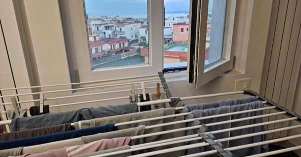 Finestre aperte: il miglior alleato del tuo bucato nei giorni di pioggia