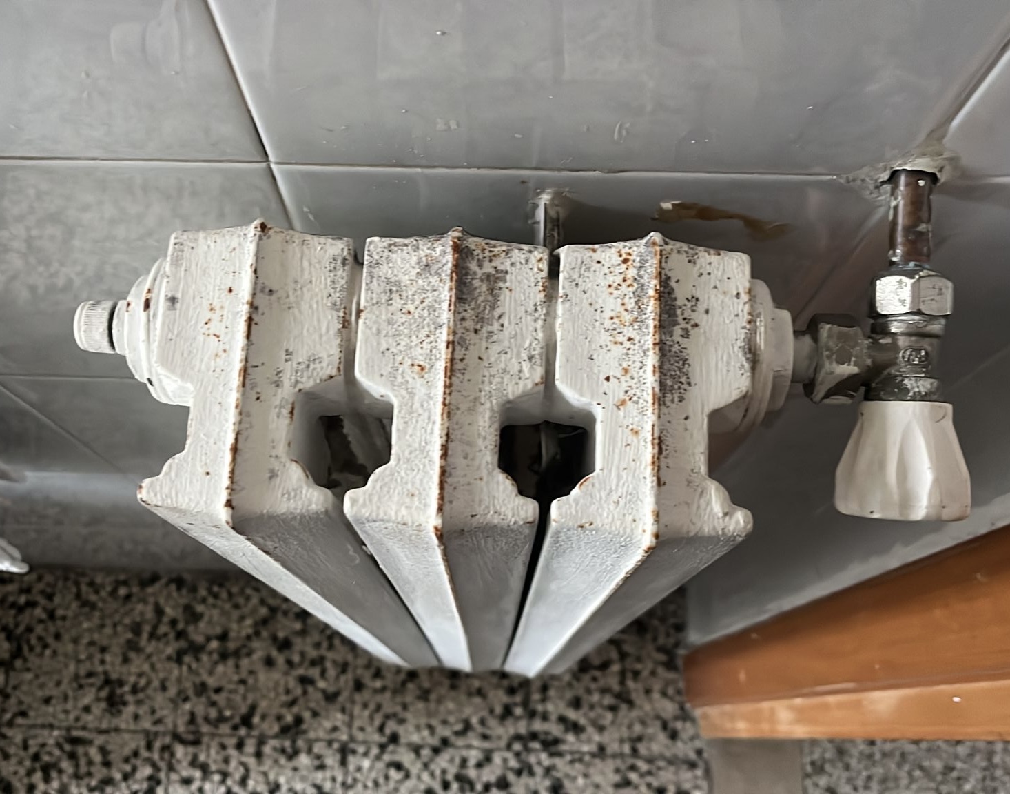 Macchie di ruggine sui termosifoni? Ecco come farli tornare come nuovi Macchie di ruggine sui termosifoni? Ecco come farli tornare come nuovi