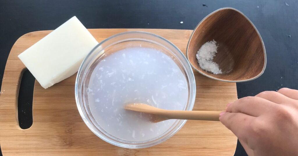 Il metodo per smacchiare il divano evitando i fastidiosi cerchi d’acqua