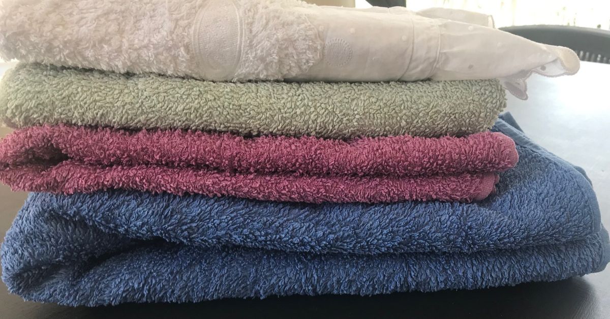 Gli asciugamani ruvidi tornano nuovi usando quello che hai in cucina Gli asciugamani ruvidi tornano nuovi usando quello che hai in cucina