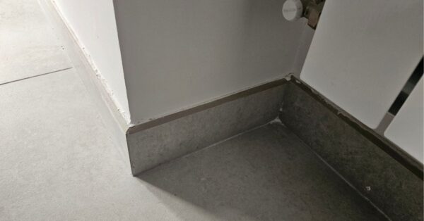 Il trucco per togliere la polvere dai battiscopa senza piegare la schiena