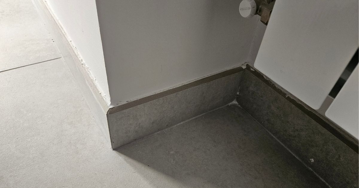 Il trucco per togliere la polvere dai battiscopa senza piegare la schiena Il trucco per togliere la polvere dai battiscopa senza piegare la schiena