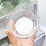 Il trucco della tazzina per assorbire la puzza di cibo dal frigo