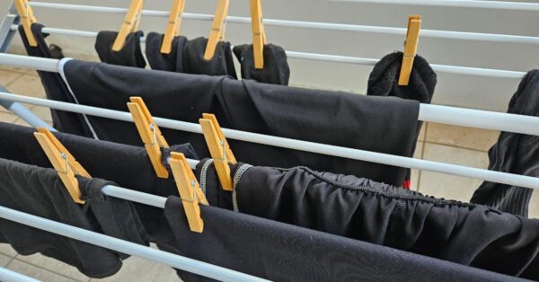Il trucco dell’ingrediente scuro che rigenera il nero dei vestiti sbiaditi