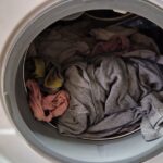 I panni escono macchiati dalla lavatrice per colpa di un residuo nascosto