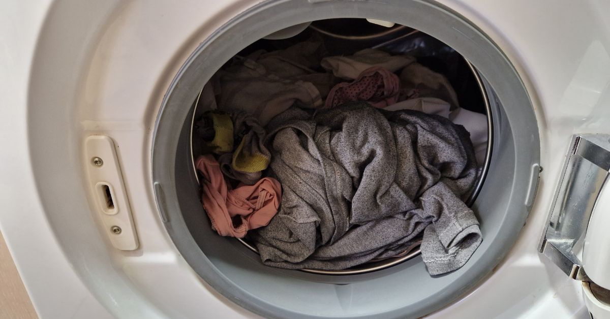 I panni escono macchiati dalla lavatrice per colpa di un residuo nascosto I panni escono macchiati dalla lavatrice per colpa di un residuo nascosto