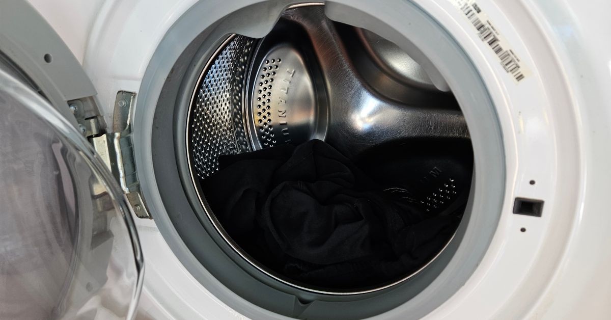 Il trucco per togliere le macchie di sapone dai vestiti senza rifare la lavatrice Il trucco per togliere le macchie di sapone dai vestiti senza rifare la lavatrice