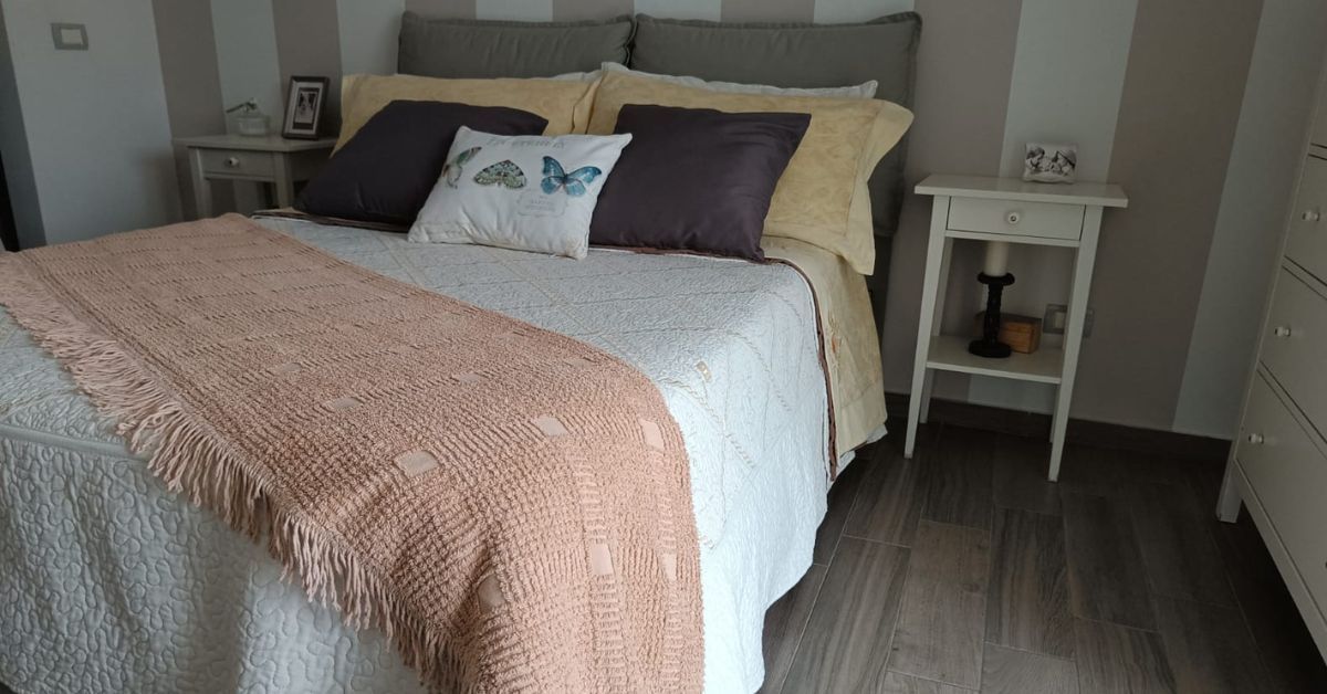 Il trucco per bloccare la polvere sotto il letto senza doverlo spostare Il trucco per bloccare la polvere sotto il letto senza doverlo spostare