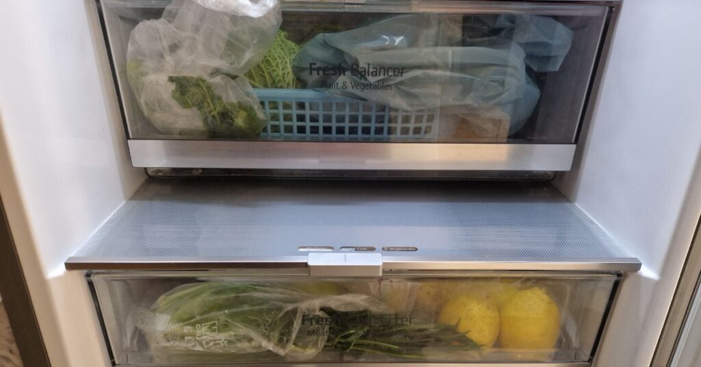 Il metodo per pulire il frigo senza la noia di svuotarlo tutto