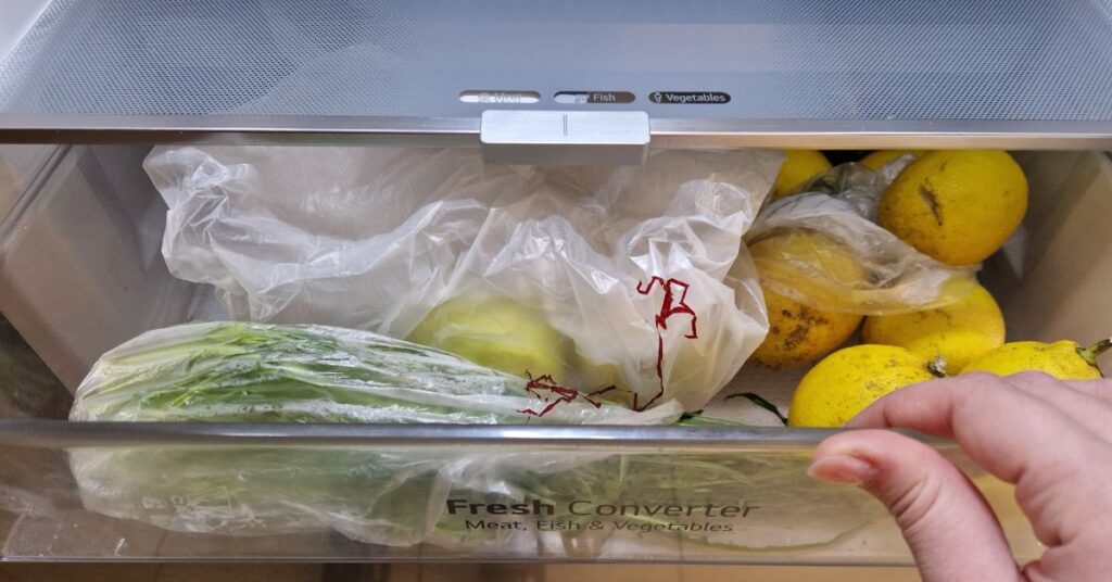 Il metodo per pulire il frigo senza la noia di svuotarlo tutto