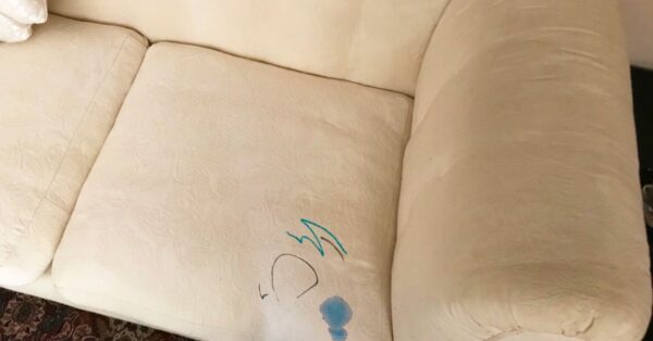 Il metodo per smacchiare il divano evitando i fastidiosi cerchi d’acqua