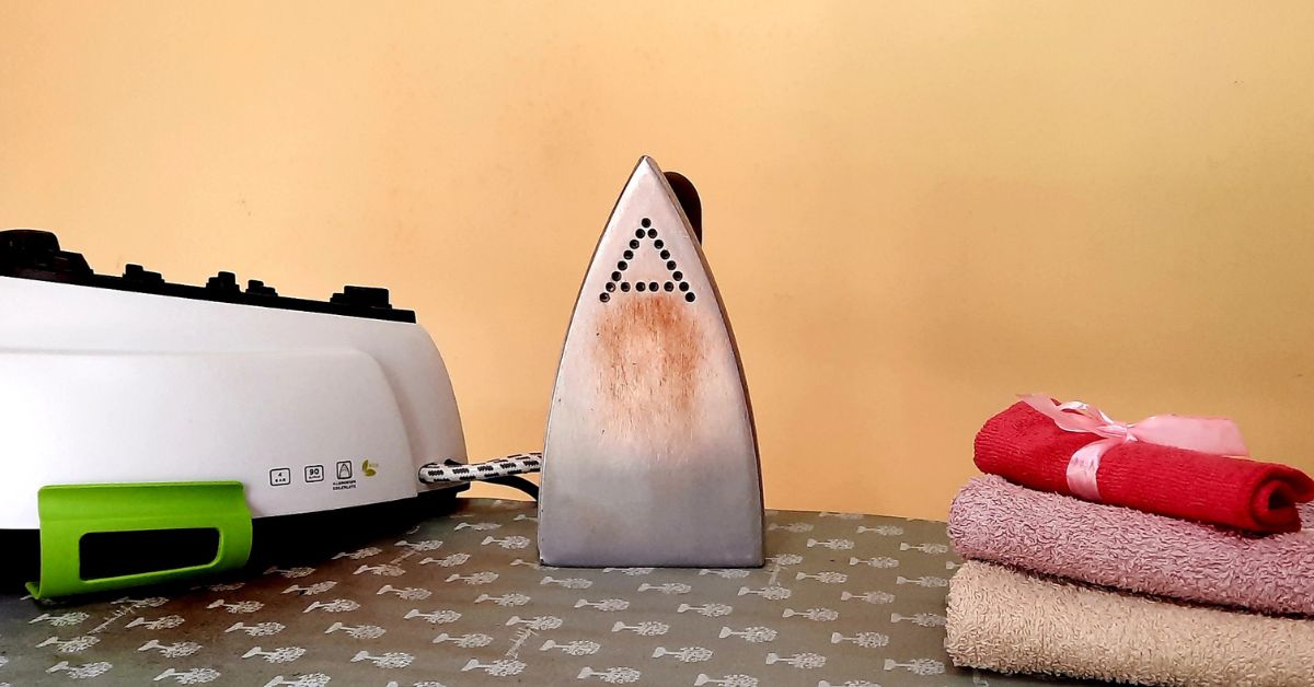 Il metodo per pulire la piastra del ferro da stiro prima di rovinare i vestiti Il metodo per pulire la piastra del ferro da stiro prima di rovinare i vestiti