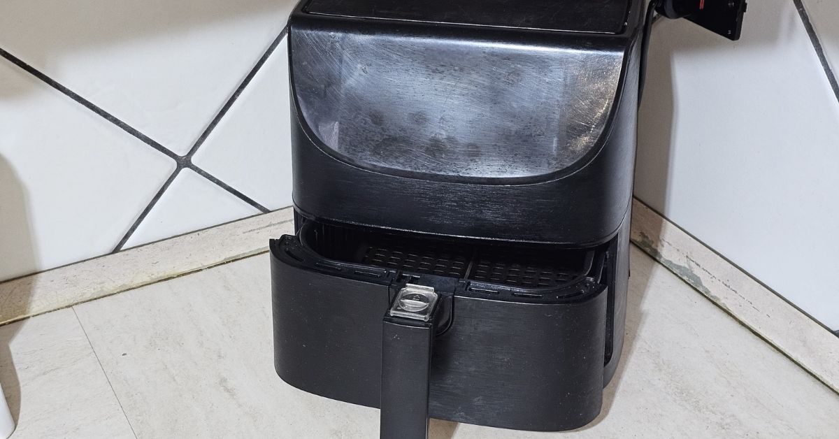 Pulizie sbagliate che rovinano la friggitrice ad aria Pulizie sbagliate che rovinano la friggitrice ad aria
