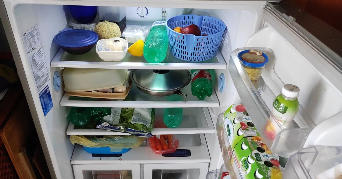 La causa delle macchie nere sul bordo del frigo e il trucco per scioglierle La causa delle macchie nere sul bordo del frigo e il trucco per scioglierle