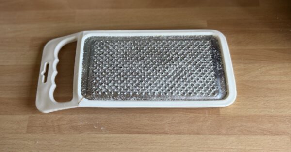 Il trucco per pulire la grattugia incrostata senza distruggere la spugna