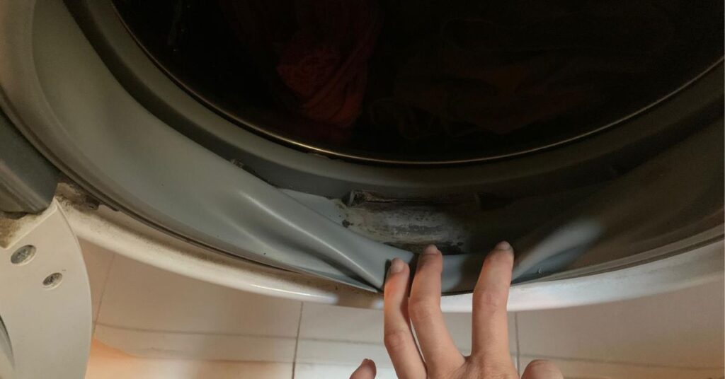 I panni escono macchiati dalla lavatrice per colpa di un residuo nascosto I panni escono macchiati dalla lavatrice per colpa di un residuo nascosto