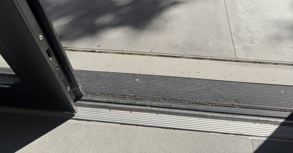 Il trucco della spugna tagliata per pulire le guide delle finestre in un attimo