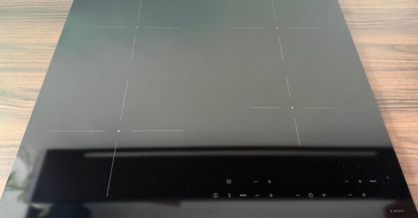 La tecnica per pulire il vetro dell’induzione senza lasciare aloni