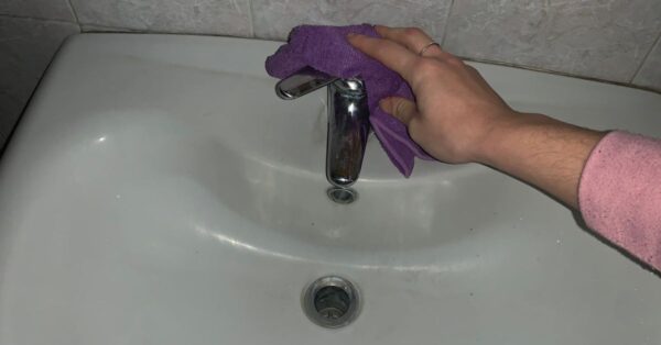 L’abitudine quotidiana che fa puzzare lo scarico del lavandino