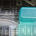 Il motivo per cui la lavastoviglie lascia residui sui piatti