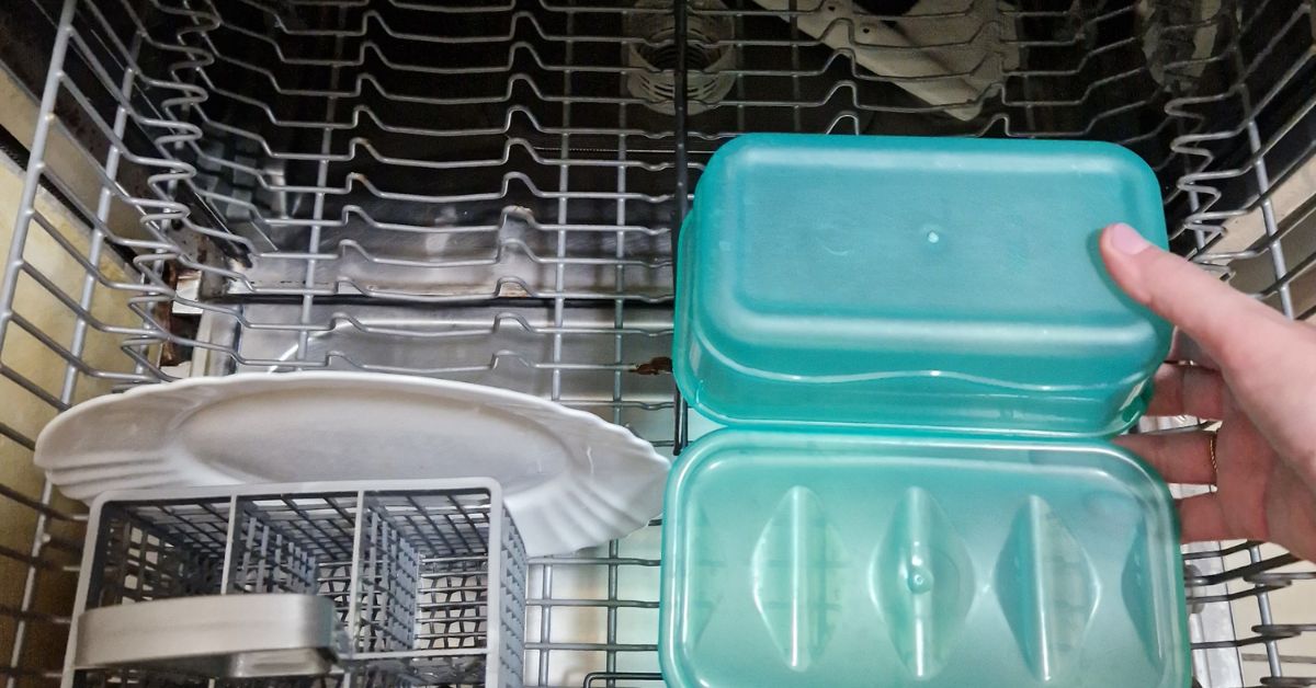 Il motivo per cui la lavastoviglie lascia residui sui piatti Il motivo per cui la lavastoviglie lascia residui sui piatti